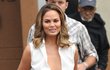 Chrissy Teigen a její zatraceně divoký dekolt