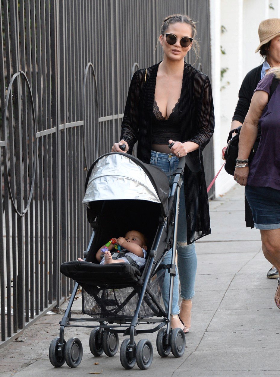 Modelka Chrissy Teigen vyrazila s dcerkou Lunou na nákupy v Los Anglese s kočárkme značky UPPAbaby