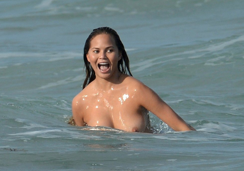 Chrissy Teigen půvabně dováděla v moři.