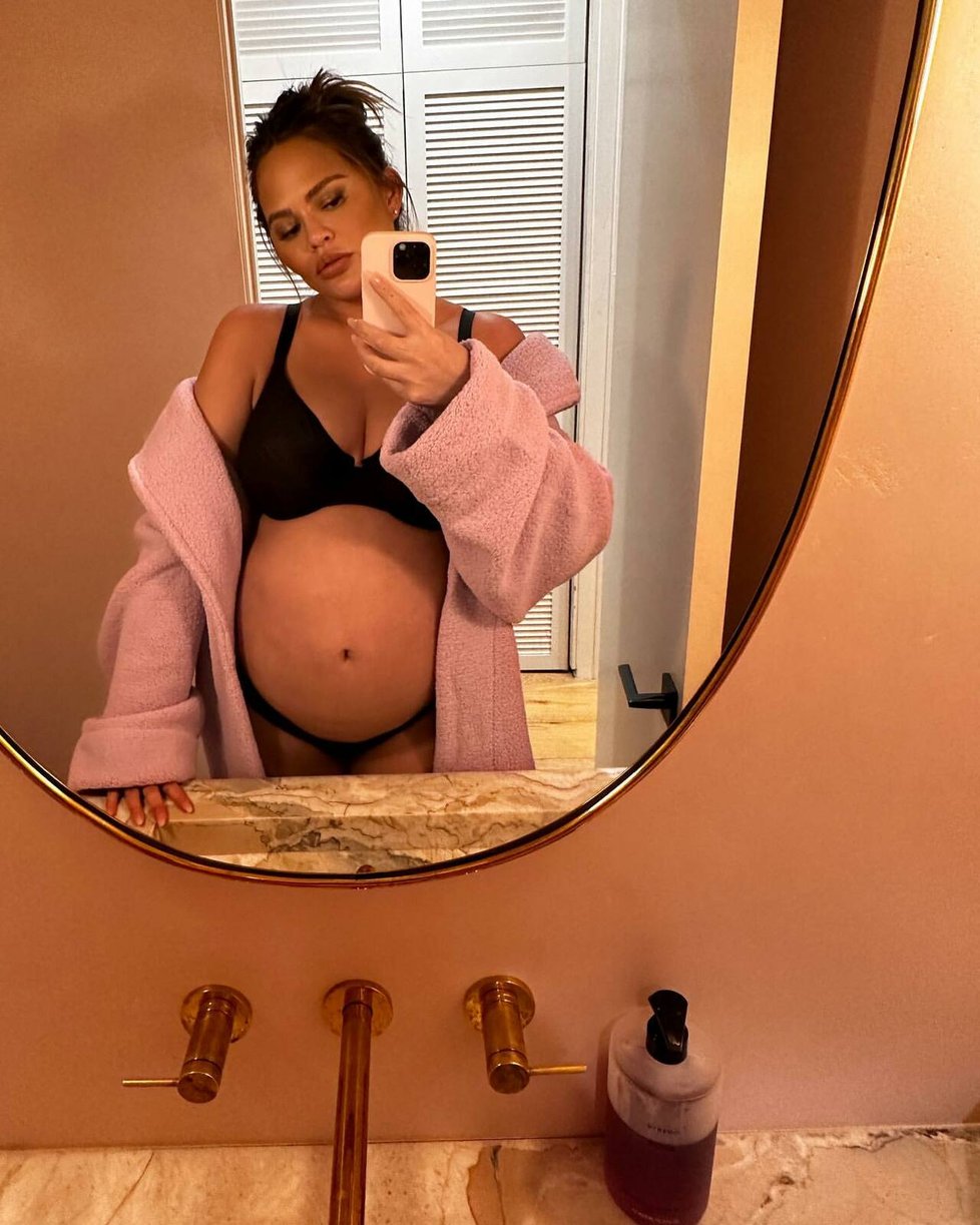 Těhotná Chrissy Teigen