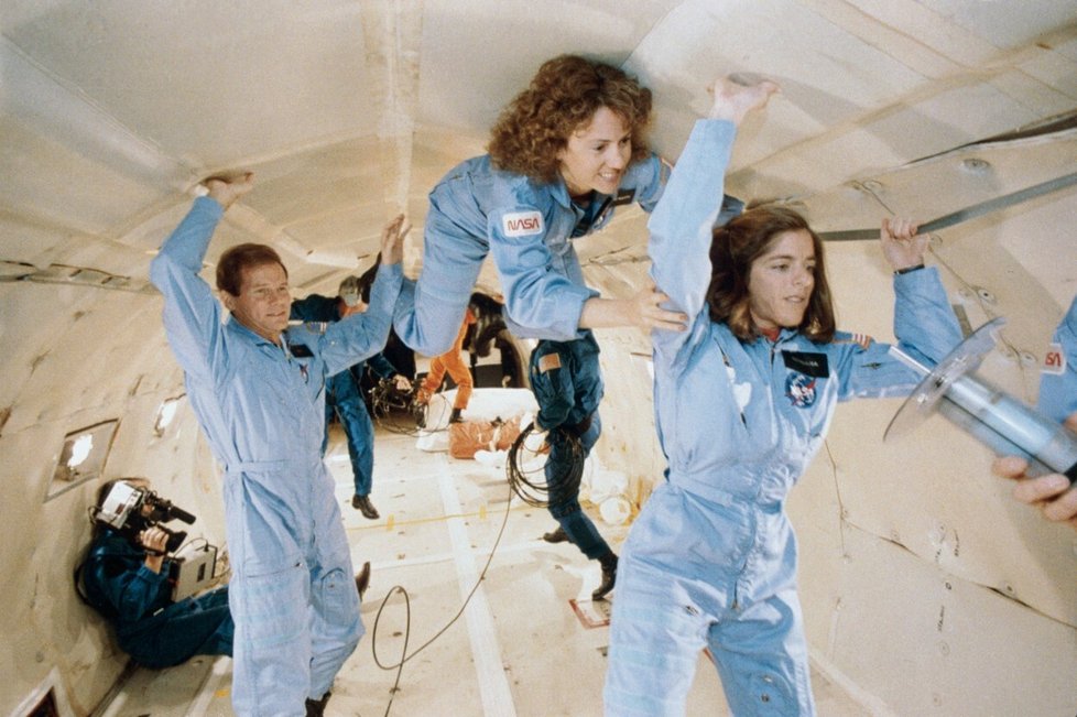 Christa McAuliffe s kolegy testuje stav beztíže