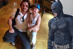 Christian Bale je skutečný dobrák. Neváhal a zaplatit nemocnému chlapci a celé jeho rodině letenky, jen proto, aby splnil chlapci, který trpí akutní leukémií přání, setkat se se skutečným Batmanem