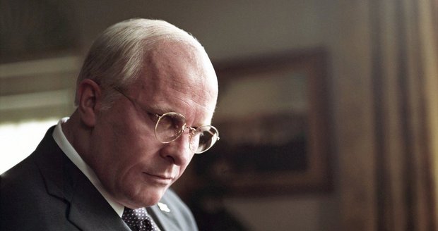 Christian Bale jako Dick Cheney...