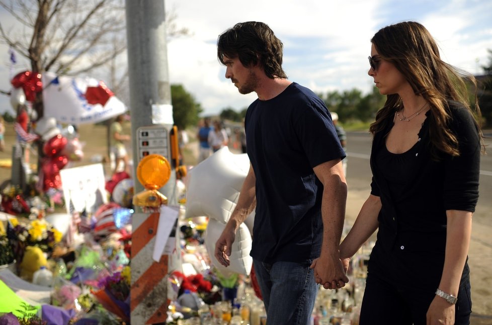 Christian Bale také položil květinu za oběti tragedie.