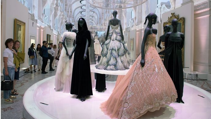 V Paříži se koná retrospektivní výstava módního domu Christian Dior