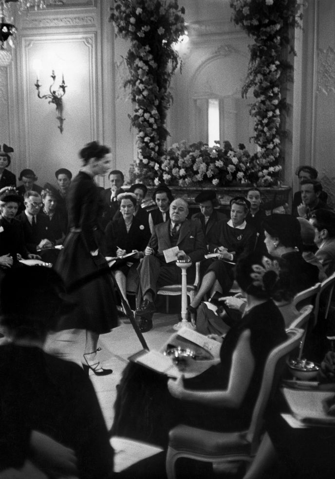 Dior miloval květiny, a tak v hojném počtu nesměly chybět ani na jeho přehlídkách