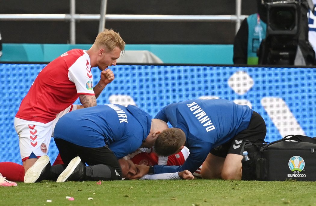 Christian Eriksen zkolaboval, medikům se podařilo přivést ho k vědomí. Ze stadionu byl okamžitě převezen do nemocnice. Později se podrobil operaci.