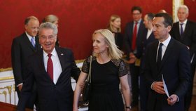 Dosluhující prezident Heinz Fischer s kancléřem Kernem a jeho manželkou Evelinou Steinbergerovou