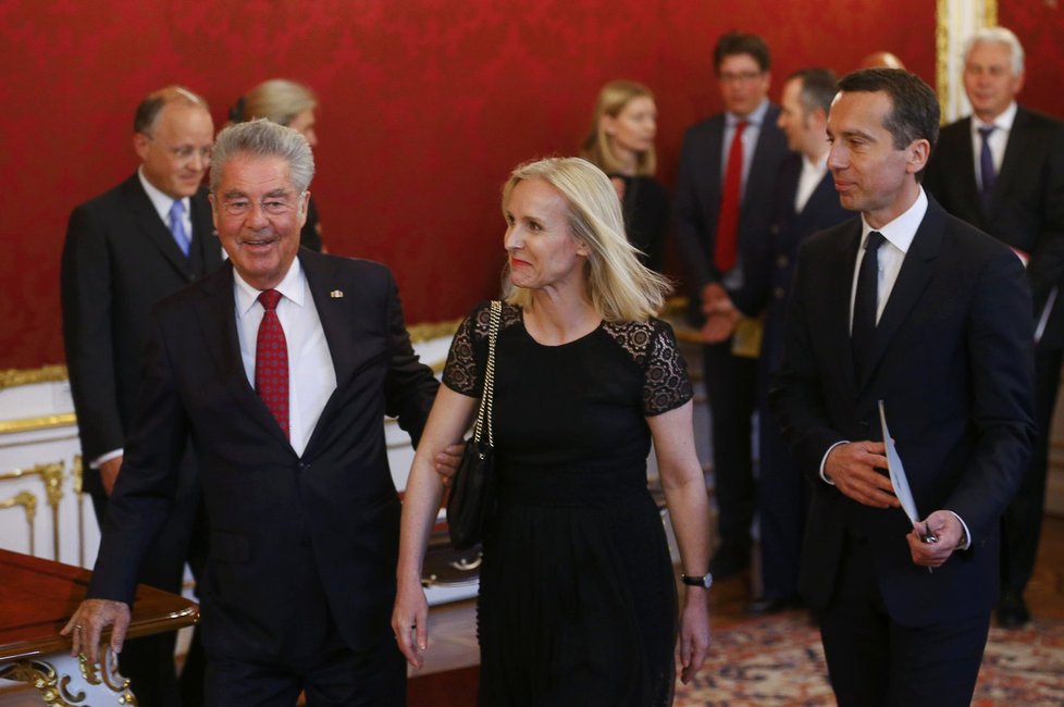 Bývalý prezident Heinz Fischer s kancléřem Kernem a jeho manželkou Evelinou Steinbergerovou