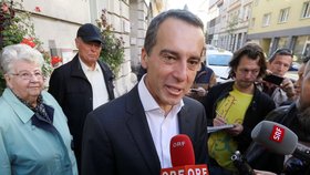 Jako první z lídrů velkých politických stran odevzdal svůj hlas sociální demokrat Christian Kern.