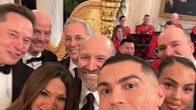 Christino Ronaldo na selfie z večere v Bílém domě. Na snínmku i jeho snoubenka a Elon Musk (19.11.2025)