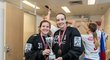 Brankářky českého týmu Lenka Remešová a Jana Christianová se radují ze zisku bronzových medailí v Singapuru