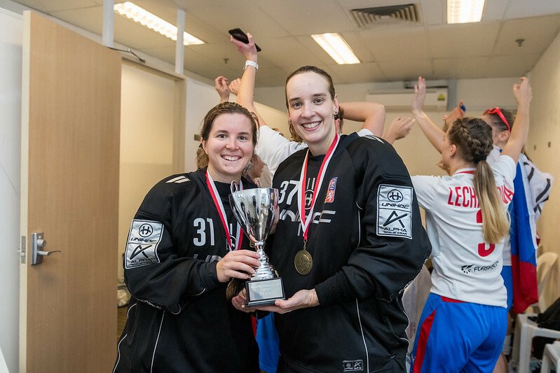 Brankářky českého týmu Lenka Remešová a Jana Christianová se radují ze zisku bronzových medailí v Singapuru