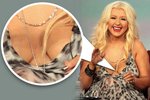 Christina Aguilera zoufale potřebuje podprsenku