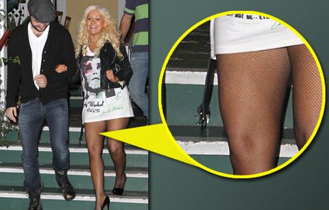 Christina Aguilera si vyšla jen v tričku: Kde má spodek?