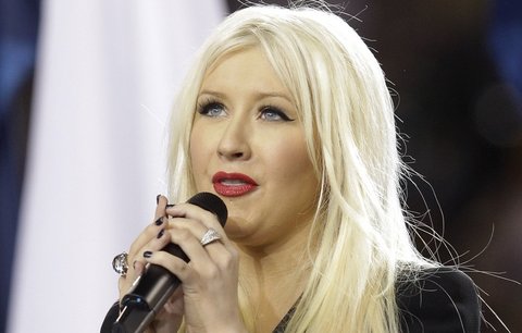 Christina Aguilera spletla slova hymny!