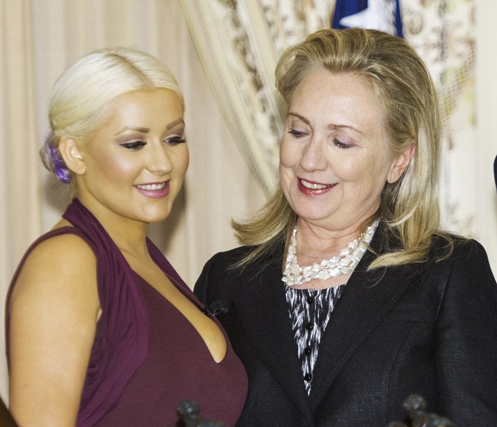 Kam to koukáš Hillary? Nadupaný dekolt Christiny si s nadšením prohlédla i manželka bývalého prezidenta Billa Clintona