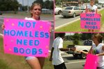 Christina Andrews stojí se svou svítivě růžovou cedulí s nápisem "nejsem bezdomovec, potřebuju prsa" u silnice každý den. A slaví úspěch!