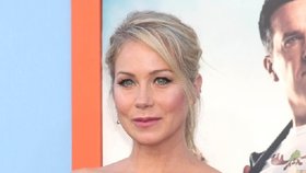 Christina Applegate trpí roztroušenou sklerózou.