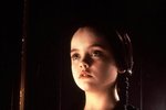 Christina Ricci jako pobledlá Wednesday ve filmu Addamsova rodina.