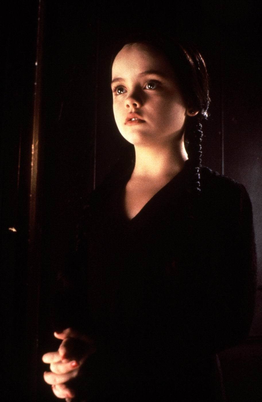 Christina Ricci jako pobledlá Wednesday ve filmu Addamsova rodina.