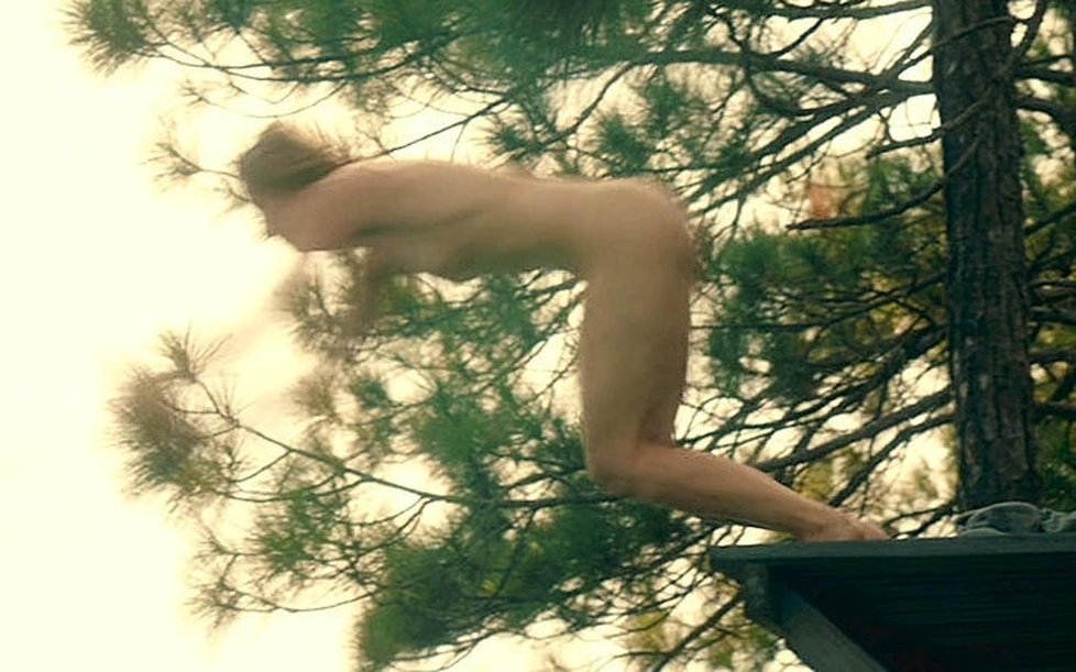 Christina Ricci se svlékla také ve filmu Z, kde nahá skákala šipku do vody.