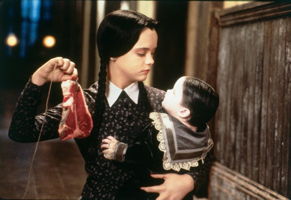 Christina Ricci jako Wednesday v Addamsově rodině.