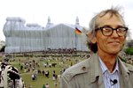 Ve věku 84 let zemřel umělec Christo známý zahalováním staveb včetně Říšského sněmu v Berlíně (31.5.2020)