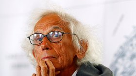 Ve věku 84 let zemřel umělec Christo známý zahalováním staveb (31.5.2020)