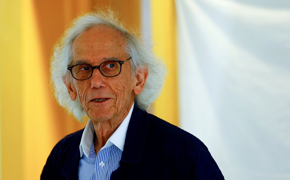 Ve věku 84 let zemřel umělec Christo známý zahalováním staveb (31.5.2020)