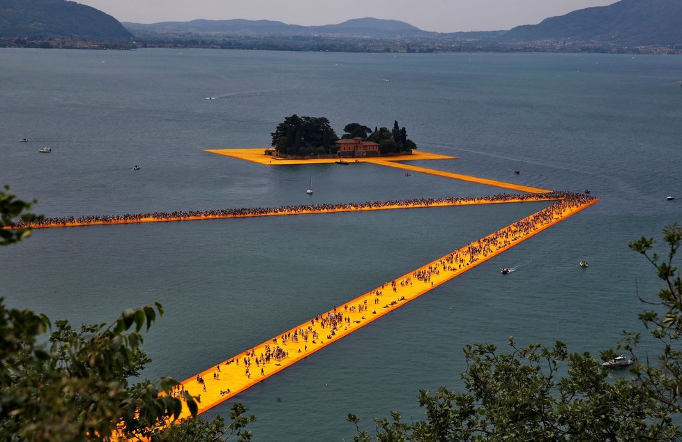 Velkou pozornost upoutal Christo projektem plovoucích barevných pontonů u severoitalského jezera Iseo