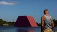Bulharský umělec Christo, který se proslavil svými instalacemi za použití látek. Instalace The London Mastaba v Hyde parku.