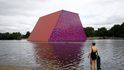 Bulharský umělec Christo, který se proslavil svými instalacemi za použití látek. Autor s instalací The London Mastaba v Hyde parku.