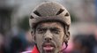 Christophe Laporte pod nánosy bahna v cíli Paříž - Roubaix 2021