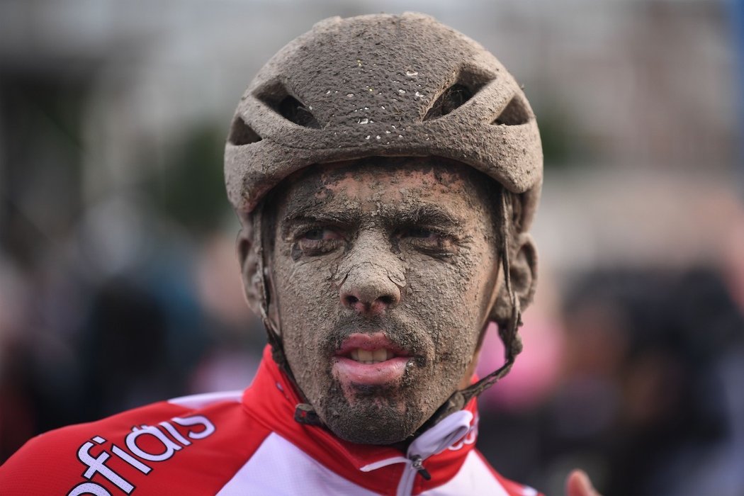 Christophe Laporte pod nánosy bahna v cíli Paříž - Roubaix 2021