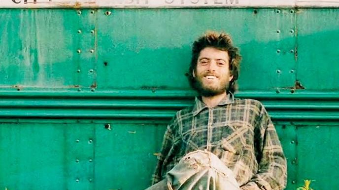 Christopher McCandless a jeho autoportrét před opuštěným autobusem uprostřed divočiny, který mu sloužil jako příbytek