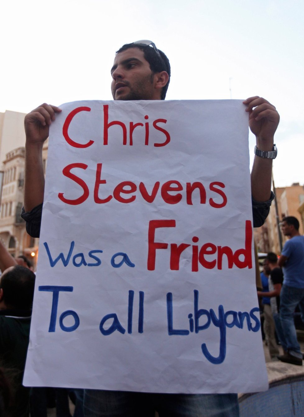 Protest Libyjců proti brutálnímu činu. &#34;Chris Stevens byl přítel všech Lybijců,&#34; stojí na plakátu.