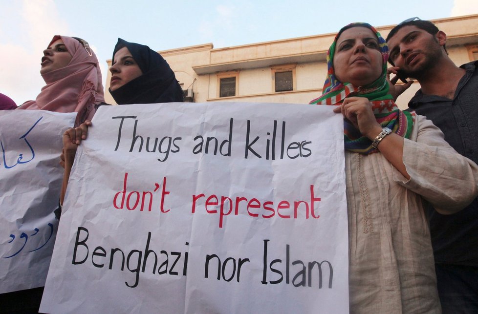 &#34;Zločinci a vrazi nereprezentují Banghází ani islám,&#34; stojí na transparentu lybijských demonstrantů.