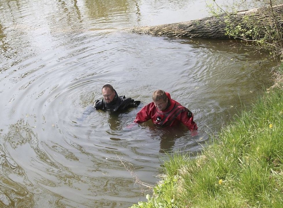Chromka našli policejní potápěči v řece Moravě