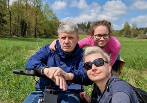 Milan Chromič s milovanou manželkou Kateřinou a dcerou Michaelou na výletě v přírodě.
