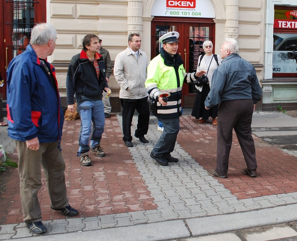 Policista po několika úderech zabránil řidiči mlátit chodce Pavla Slezáka dál