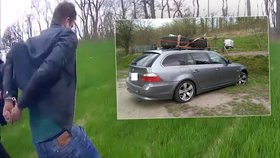 Řidič v BMW ujížděl policistům, jednoho pak srazil. Nezastavila ho střelba ani zátarasy, nakonec ale skončil v poutech.