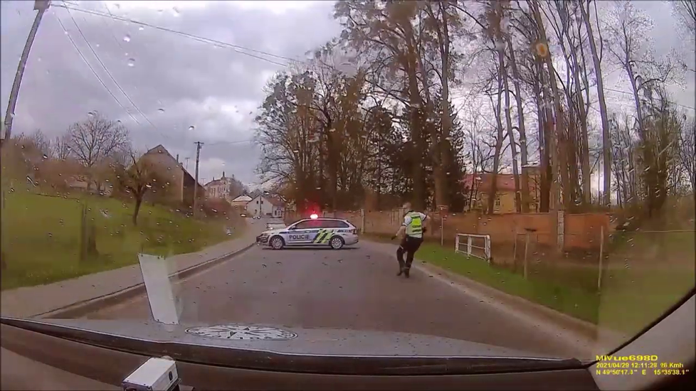 Řidič v BMW ujížděl policistům, jednoho pak srazil. Nezastavila ho střelba ani zátarasy, nakonec ale skončil v poutech.