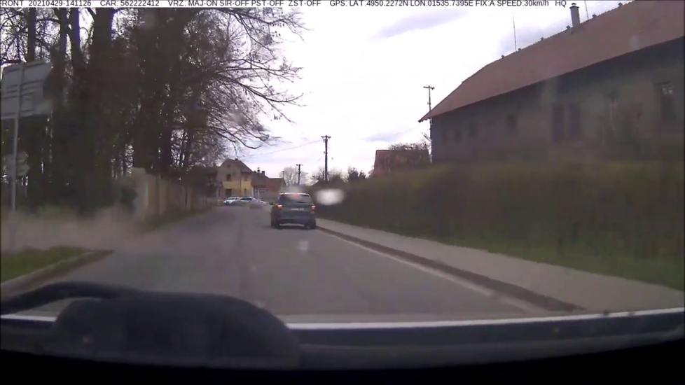 Řidič v BMW ujížděl policistům, jednoho pak srazil. Nezastavila ho střelba ani zátarasy, nakonec ale skončil v poutech.