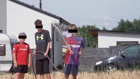 Tři chlapci si v obci Kočí na Chrudimsku všimli požáru pole a začali ihned jednat.