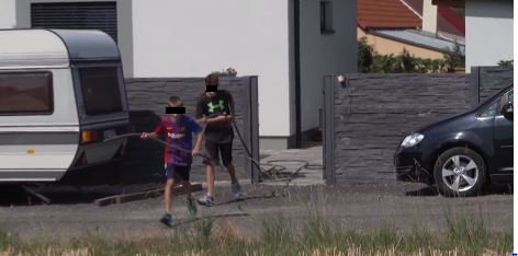 Tři chlapci si v obci Kočí na Chrudimsku všimli požáru pole a začali ihned jednat.