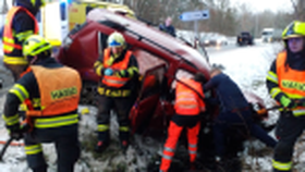 Dopravní nehoda čtyř aut si na Chrudimsku vyžádala sedm zraněných.