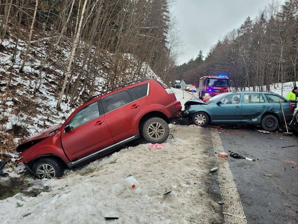 Dopravní nehoda čtyř aut si na Chrudimsku vyžádala sedm zraněných.