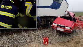 Vlak zmuchlal auto jak plechovku od sardinek: Na Chrudimsku v něm zahynuli muž (†39) a žena (†42)