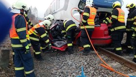 Až stovky metrů tlačil vlak auto: Muž (†39) a žena (†42) zemřeli.